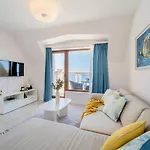 Apartment Dreams In La *