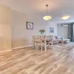 Apartment Dreams In La Golden Sands