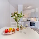 Apartment Dreams In La *