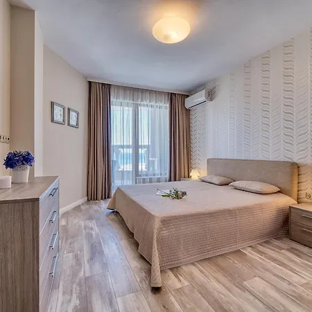 Dreams In La * Golden Sands