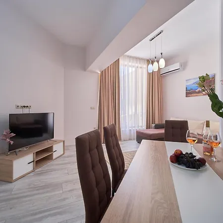 Apartment Dreams In La Golden Sands