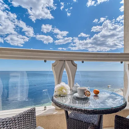 Dreams In La Apartment *